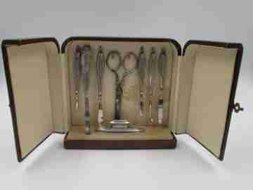 Set de manicura en estuche de sobremesa. Francia. Plata ley. 1930
