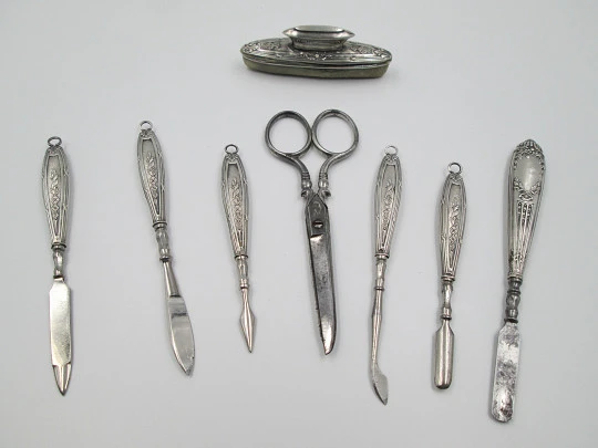 Set de manicura en estuche de sobremesa. Francia. Plata ley. 1930