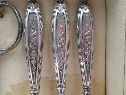 Set de manicura en estuche de sobremesa. Francia. Plata ley. 1930