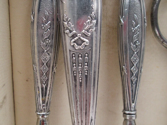 Set de manicura en estuche de sobremesa. Francia. Plata ley. 1930