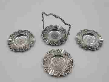 Set de tres ceniceros con soporte. Plata de ley 925. Motivos florales. 1980