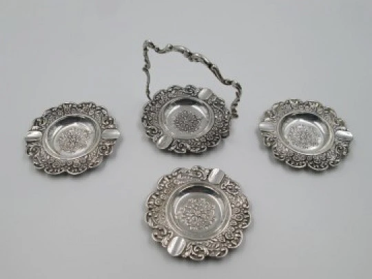 Set de tres ceniceros con soporte. Plata de ley 925. Motivos florales. 1980