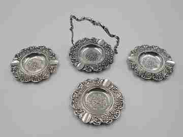 Set de tres ceniceros con soporte. Plata de ley 925. Motivos florales. 1980