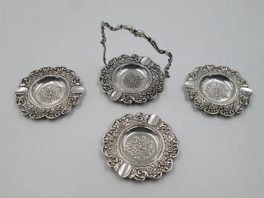 Set de tres ceniceros con soporte. Plata de ley 925. Motivos florales. 1980