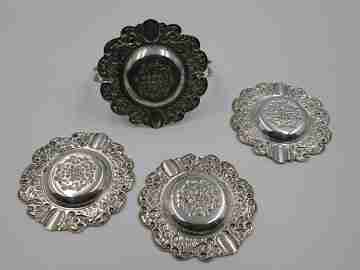 Set de tres ceniceros con soporte. Plata de ley 925. Motivos florales. 1980