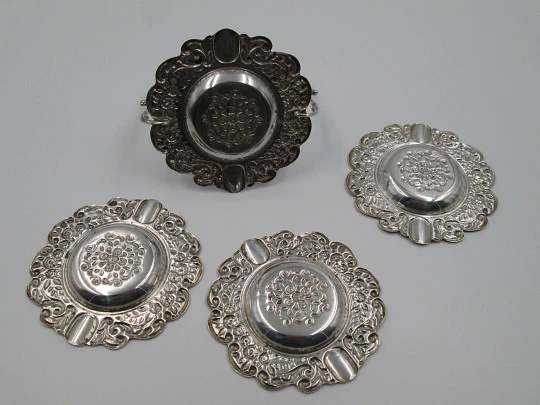 Set de tres ceniceros con soporte. Plata de ley 925. Motivos florales. 1980