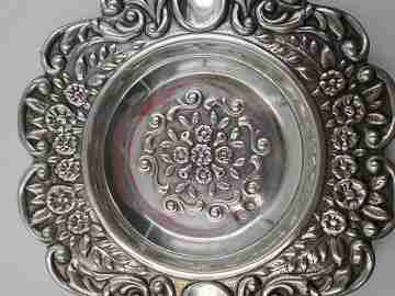 Set de tres ceniceros con soporte. Plata de ley 925. Motivos florales. 1980