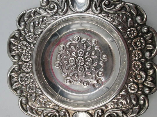 Set de tres ceniceros con soporte. Plata de ley 925. Motivos florales. 1980