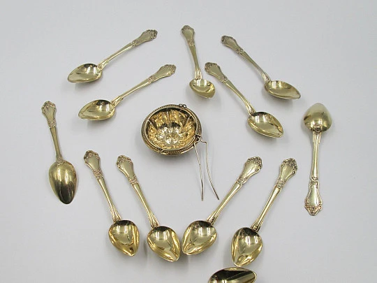 Set doce cucharas postre y colador té. Plata vermeil 800. Año 1900