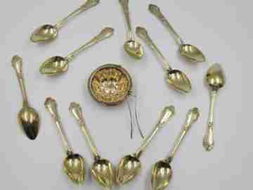 Set doce cucharas postre y colador té. Plata vermeil 800. Año 1900