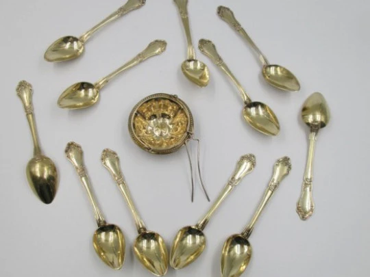 Set doce cucharas postre y colador té. Plata vermeil 800. Año 1900