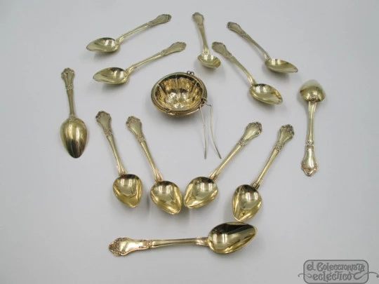 Set doce cucharas postre y colador té. Plata vermeil 800. Año 1900