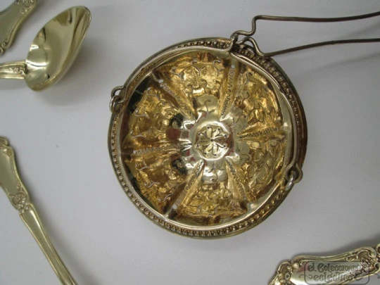 Set doce cucharas postre y colador té. Plata vermeil 800. Año 1900