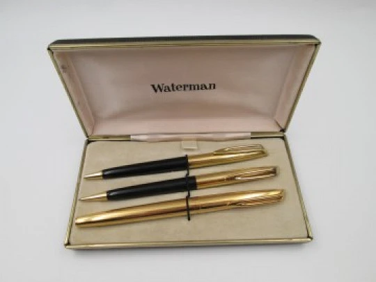 Set escritura Waterman C / F. Plástico negro y laminados oro. Estuche. 1950