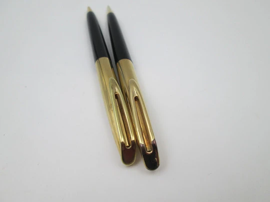 Set escritura Waterman C / F. Plástico negro y laminados oro. Estuche. 1950