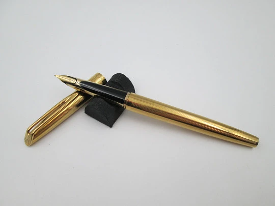 Set escritura Waterman C / F. Plástico negro y laminados oro. Estuche. 1950