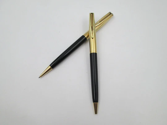 Set escritura Waterman C / F. Plástico negro y laminados oro. Estuche. 1950