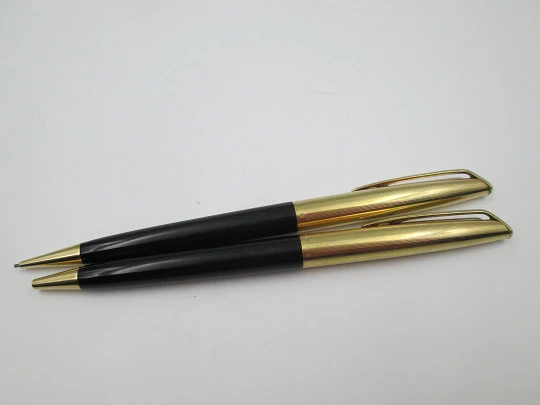 Set escritura Waterman C / F. Plástico negro y laminados oro. Estuche. 1950