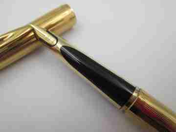 Set escritura Waterman C / F. Plástico negro y laminados oro. Estuche. 1950