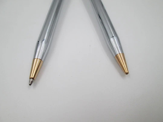 Set portaminas y bolígrafo Cross Classic. Metal cromado y chapados oro. Estuche. 2000