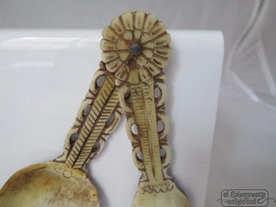 Set spoon and fork. Horn. Pastoral art. Spain. Chiseled