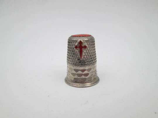 Sewing thimble with cross of Saint James. Sterling silver and red enamel. Spain. 1980's