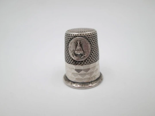 Sewing thimble with medallion of the Virgin of Henar. Sterling silver. Geometric pattern. 1950