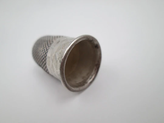 Sewing thimble with medallion of the Virgin of Henar. Sterling silver. Geometric pattern. 1950