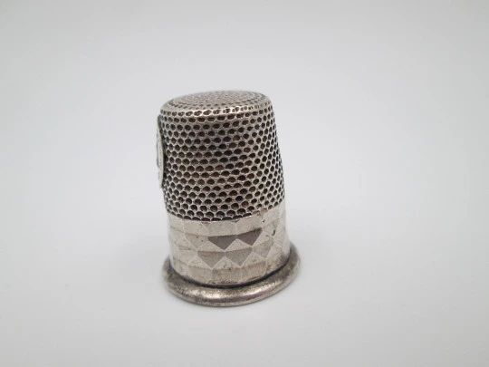 Sewing thimble with medallion of the Virgin of Henar. Sterling silver. Geometric pattern. 1950