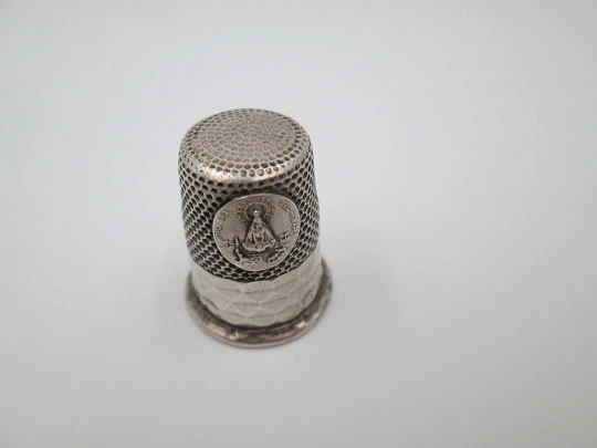 Sewing thimble with medallion of the Virgin of Henar. Sterling silver. Geometric pattern. 1950