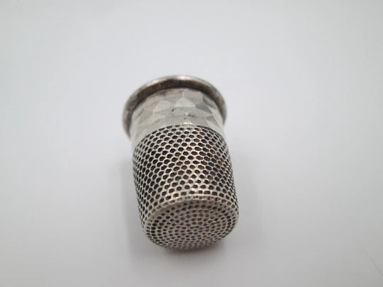 Sewing thimble with medallion of the Virgin of Henar. Sterling silver. Geometric pattern. 1950