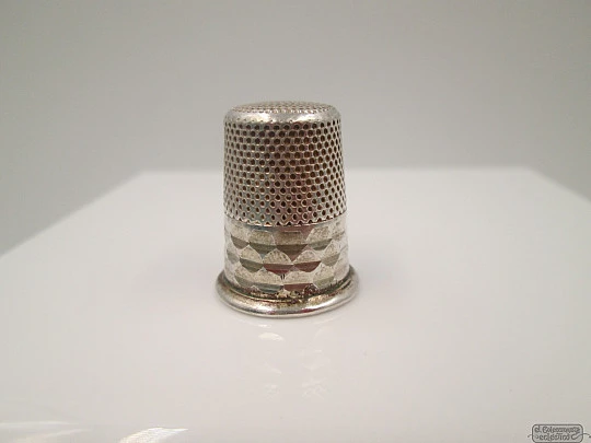 Sewing Thimble. 800 sterling silver. Geometric motifs. 1940's