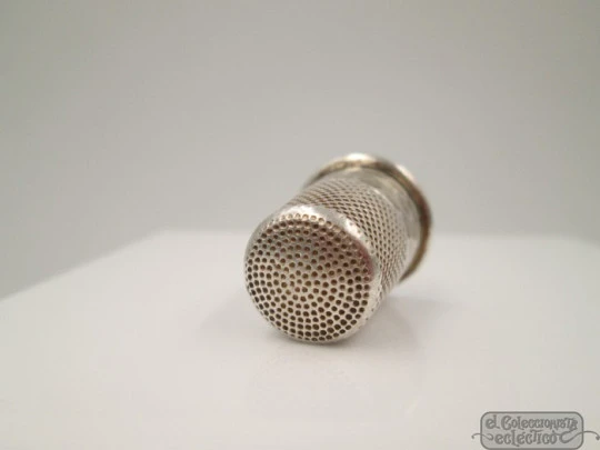Sewing Thimble. 800 sterling silver. Geometric motifs. 1940's