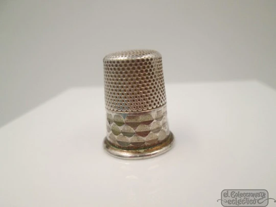 Sewing Thimble. 800 sterling silver. Geometric motifs. 1940's