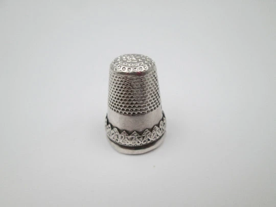 Sewing thimble. 925 sterling silver. Geometric and vegetable motifs. Spain. 1980