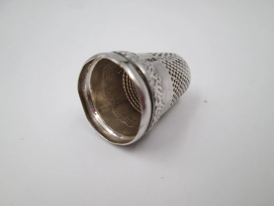 Sewing thimble. 925 sterling silver. Geometric and vegetable motifs. Spain. 1980