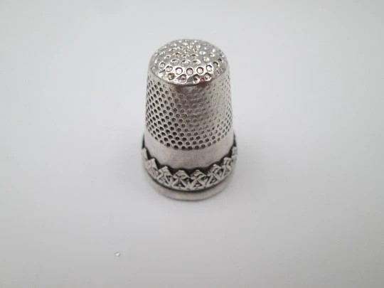 Sewing thimble. 925 sterling silver. Geometric and vegetable motifs. Spain. 1980