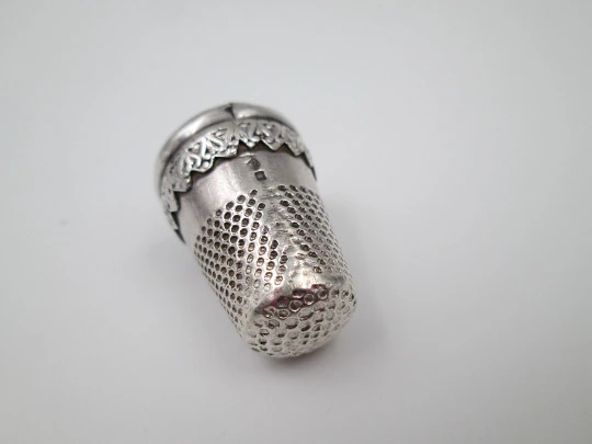 Sewing thimble. 925 sterling silver. Geometric and vegetable motifs. Spain. 1980