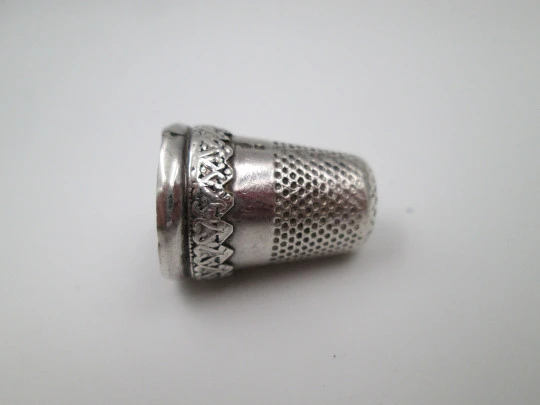 Sewing thimble. 925 sterling silver. Geometric and vegetable motifs. Spain. 1980
