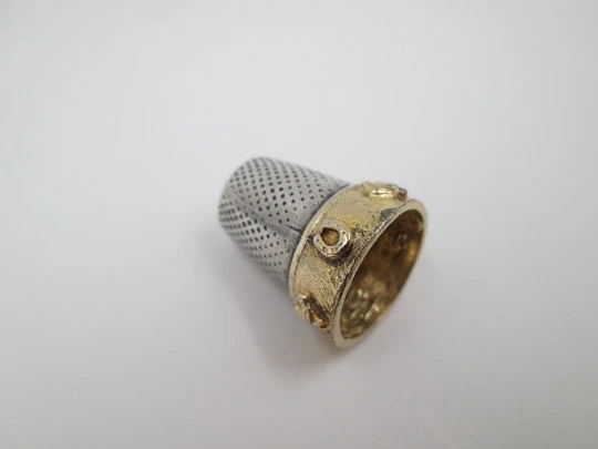 Sewing thimble. Sterling silver and vermeil inside. Edge with equestrian motifs. 1950's