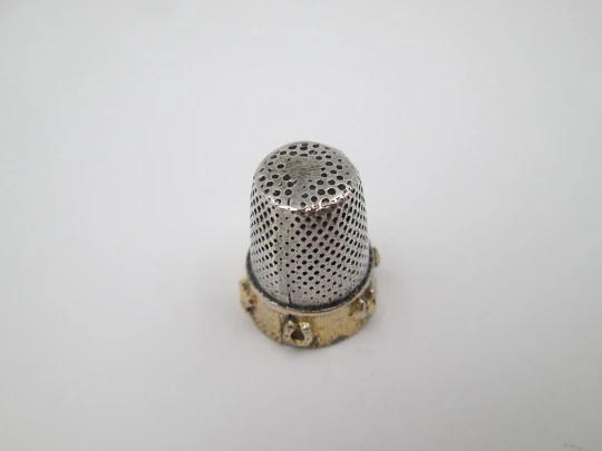 Sewing thimble. Sterling silver and vermeil inside. Edge with equestrian motifs. 1950's