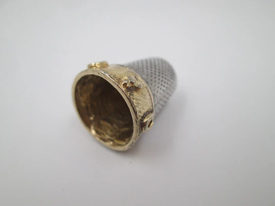 Sewing thimble. Sterling silver and vermeil inside. Edge with equestrian motifs. 1950's