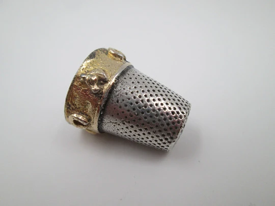 Sewing thimble. Sterling silver and vermeil inside. Edge with equestrian motifs. 1950's