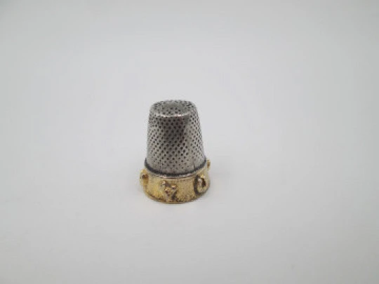 Sewing thimble. Sterling silver and vermeil inside. Edge with equestrian motifs. 1950's