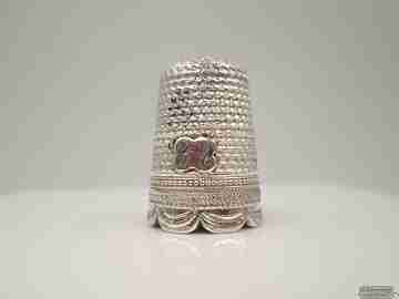 Sewing thimble. Sterling silver. Geometric and vegetable motifs. 1930's