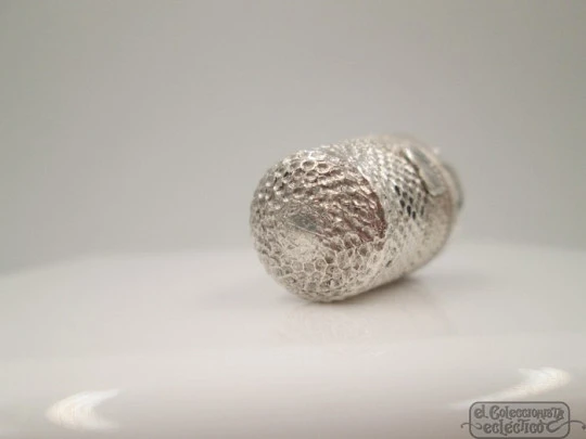 Sewing thimble. Sterling silver. Geometric and vegetable motifs. 1930's