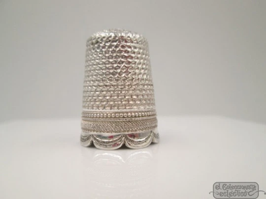 Sewing thimble. Sterling silver. Geometric and vegetable motifs. 1930's