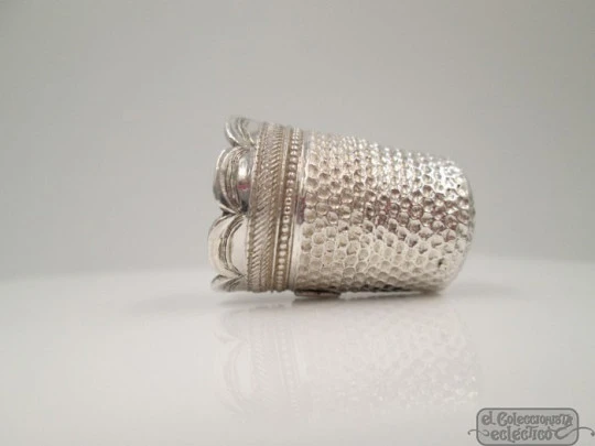 Sewing thimble. Sterling silver. Geometric and vegetable motifs. 1930's