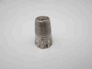 Sewing thimble. Sterling silver. Geometric chiseled. Decagonal edge. Spain. 1950's