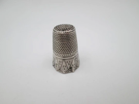Sewing thimble. Sterling silver. Geometric chiseled. Decagonal edge. Spain. 1950's
